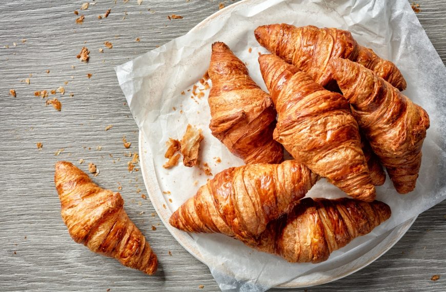 Klassische Croissants zum Frühstück selber machen