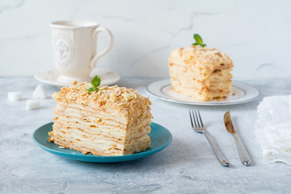 Klassische Napoleon Torte aus geschichteten Teigböden und Milchcreme