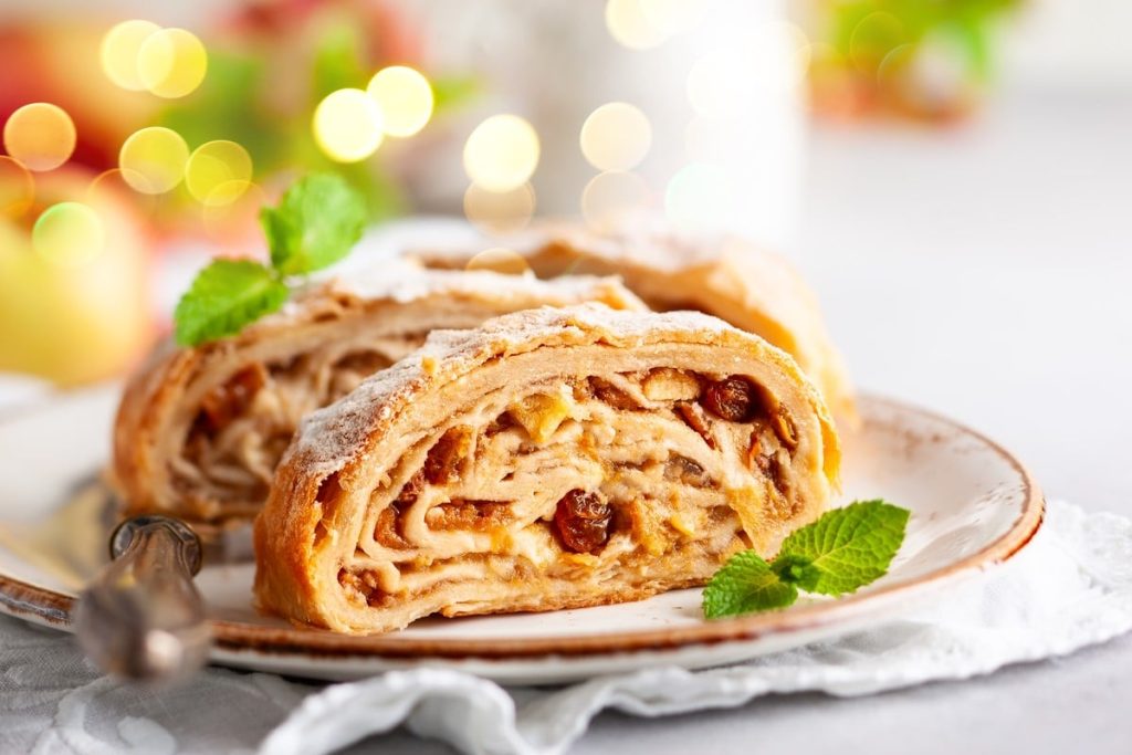 Klassischer Apfelstrudel mit Sultaninen und Zimt