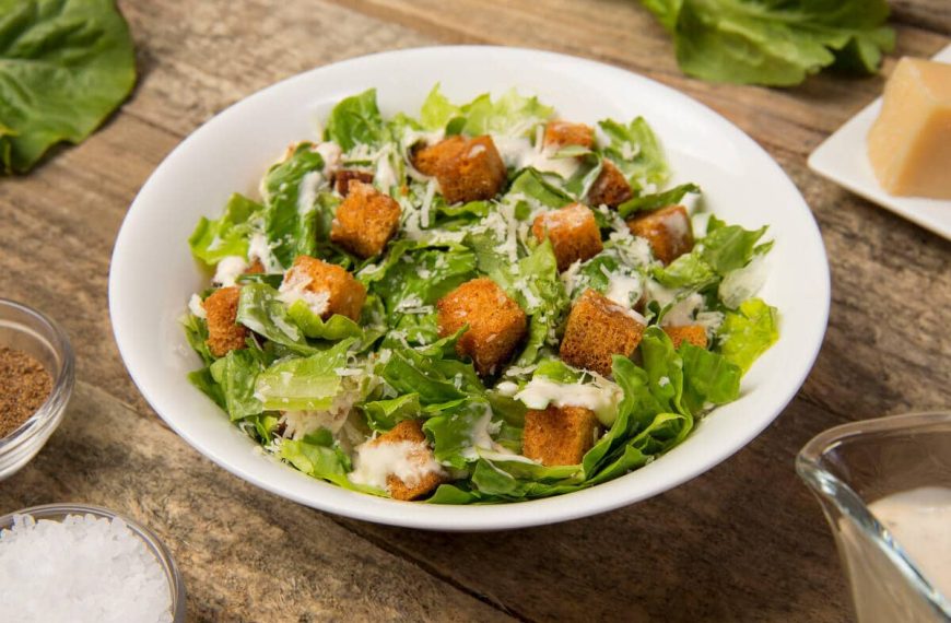 Klassischer Caesar Salad mit würzigem Dressing, Käse und Croutons