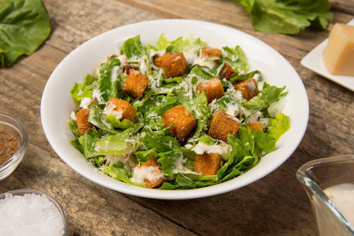 Klassischer Caesar Salad mit würzigem Dressing