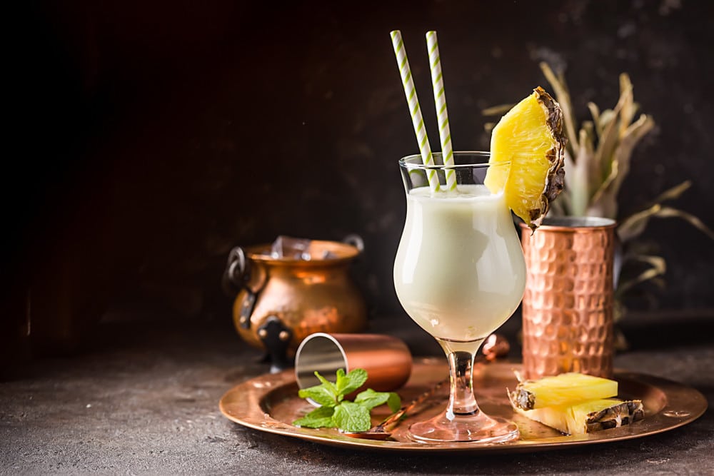 Klassischer Cocktail Pina Colada mit Rum, Kokosmilch und Ananassaft
