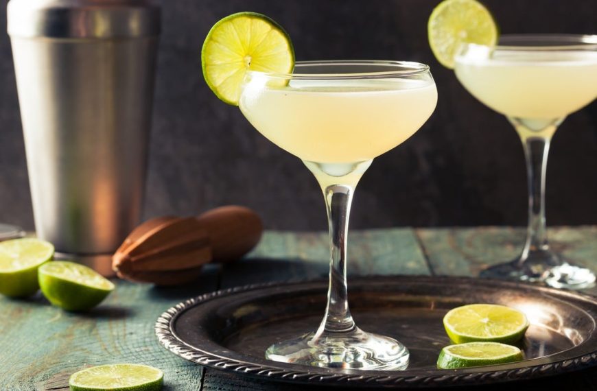 Klassischer Daiquiri Cocktail mit weißem Rum und Limettensaft