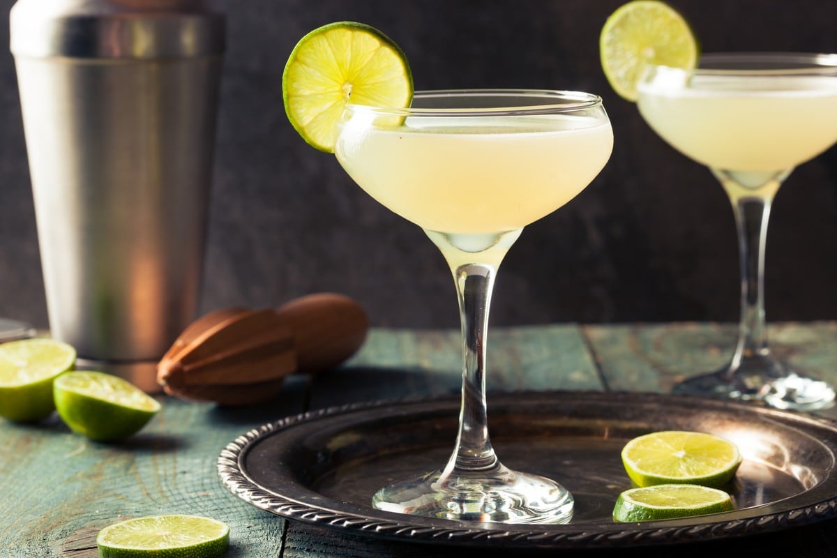Klassischer Daiquiri Cocktail mit weißem Rum und Limettensaft