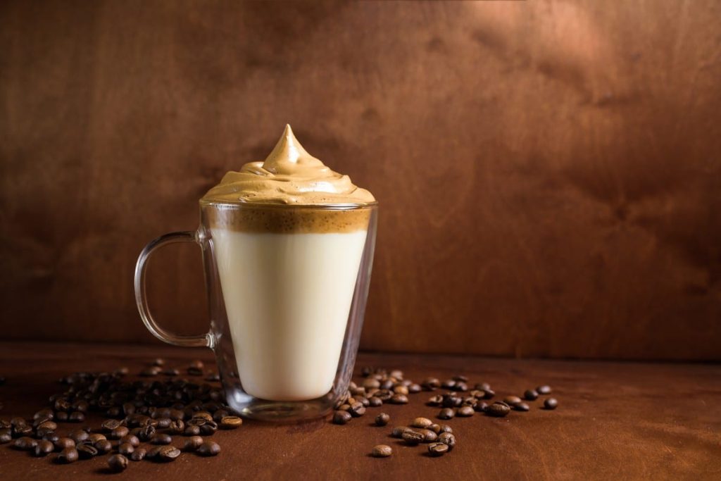 Klassischer Dalgona Kaffee mit Milch, heißem Wasser und Zucker