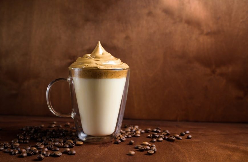 Klassischer Dalgona Kaffee mit Milch, heißem Wasser und Zucker