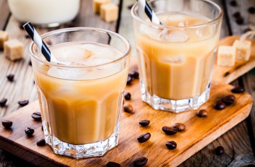 Klassischer Eiskaffee mit Kondensmilch und Schokoladensirup