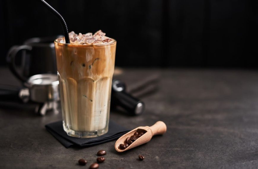 Klassischer Eiskaffee mit Milch und Eiswürfeln aus Instant Kaffee