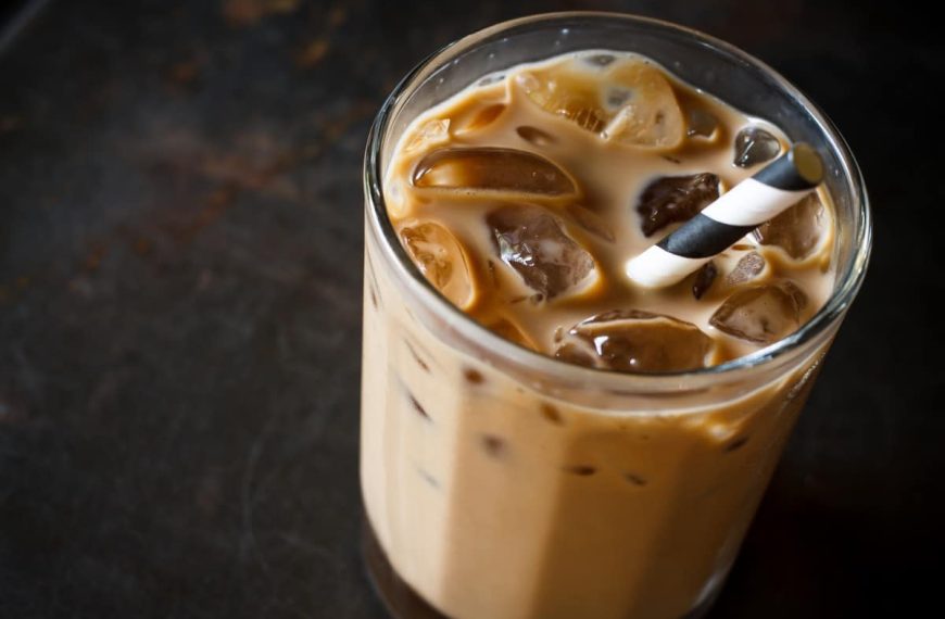 Klassischer Eiskaffee mit Milch und Schokolade