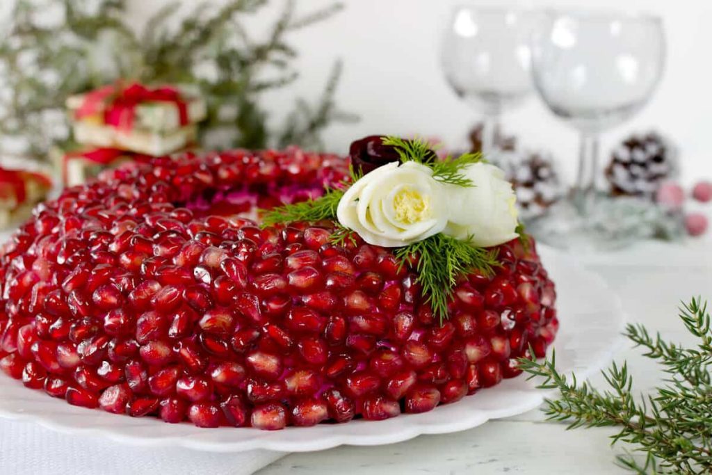 Klassischer Granatapfelsalat mit Hähnchen und Kartoffeln