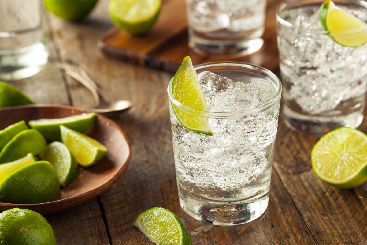 Klassischer Longdrink Gin Tonic mit Limette