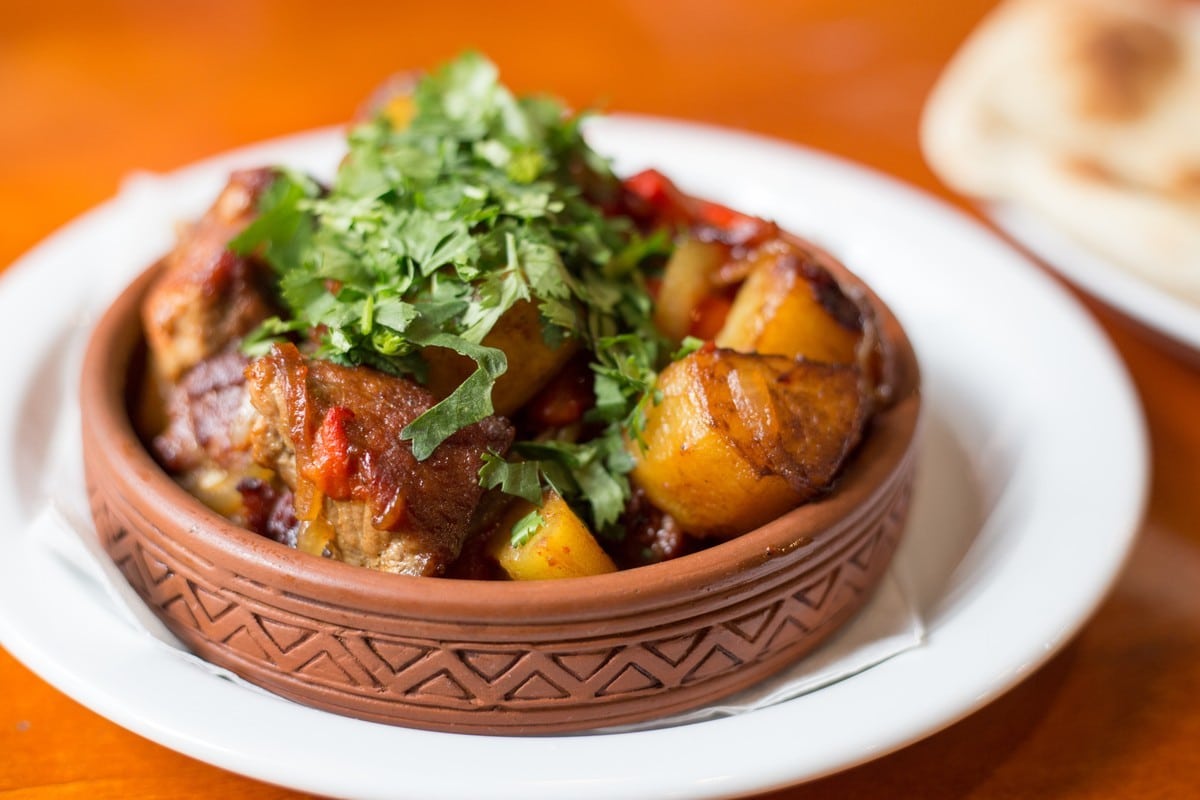 Klassischer Ojakhuri mit Schweinefleisch und Kartoffeln