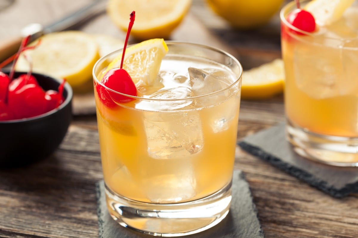 Klassischer Whiskey Sour Cocktail mit Sirup und Zitronensaft