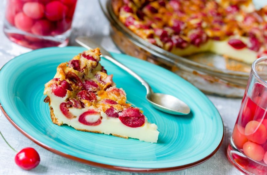 Klassisches Clafoutis Dessert mit Kirschen, Butter und Milch
