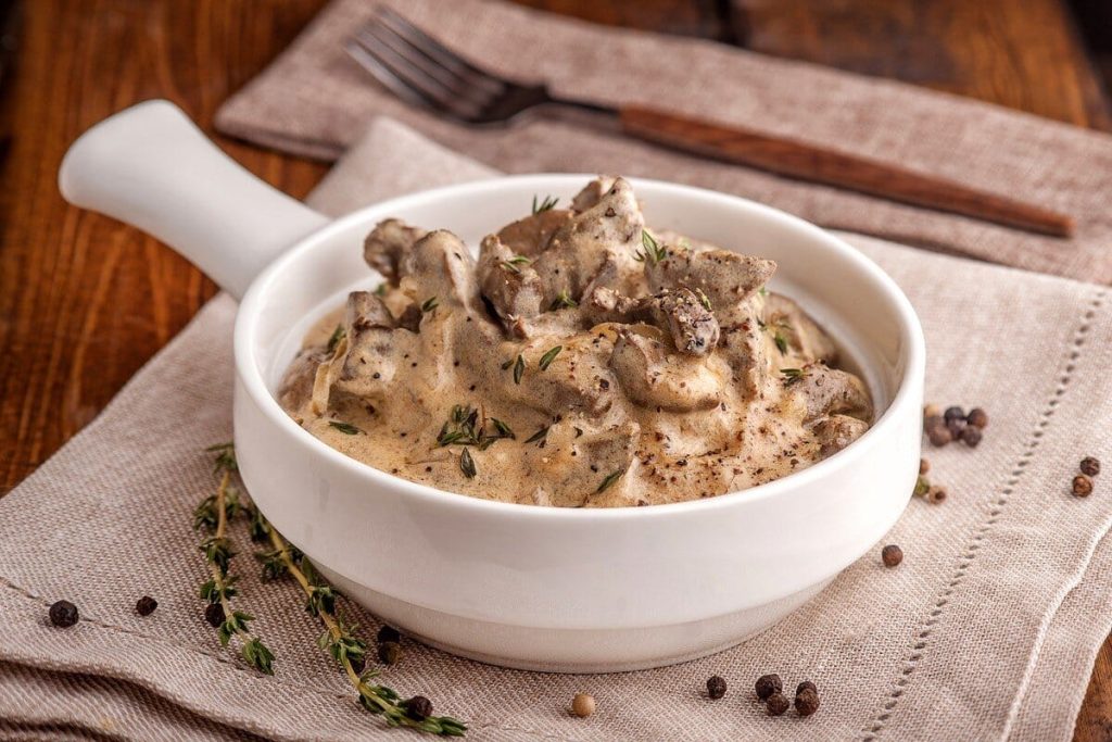 Klassisches Rindfleisch Stroganoff mit Saurer Sahne und Zwiebeln