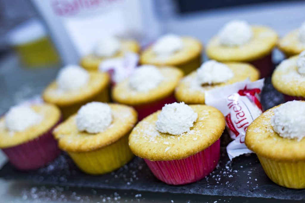 Kleine Cupcakes mit Kokosflocken und Raffaello