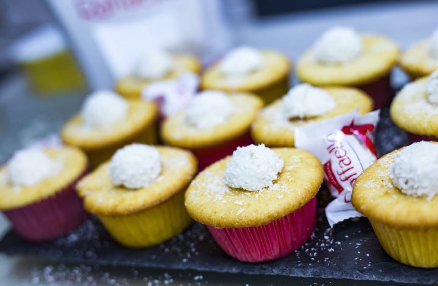Kleine Cupcakes mit Kokosflocken und Raffaello
