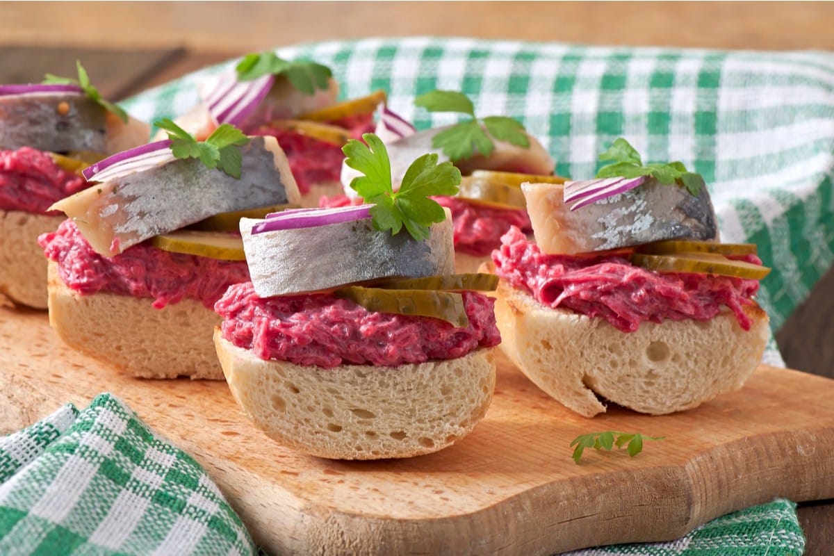 Kleine Häppchen mit Hering und Roter Beete als Fingerfood Idee