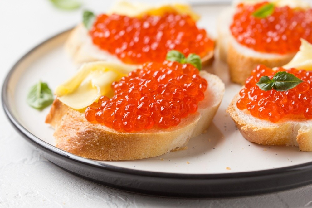 Kleine Häppchen mit Kaviar auf Baguette