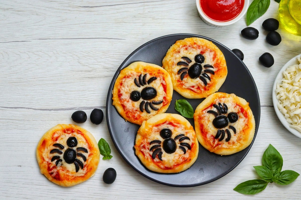 Kleine Halloween Pizza mit Oliven