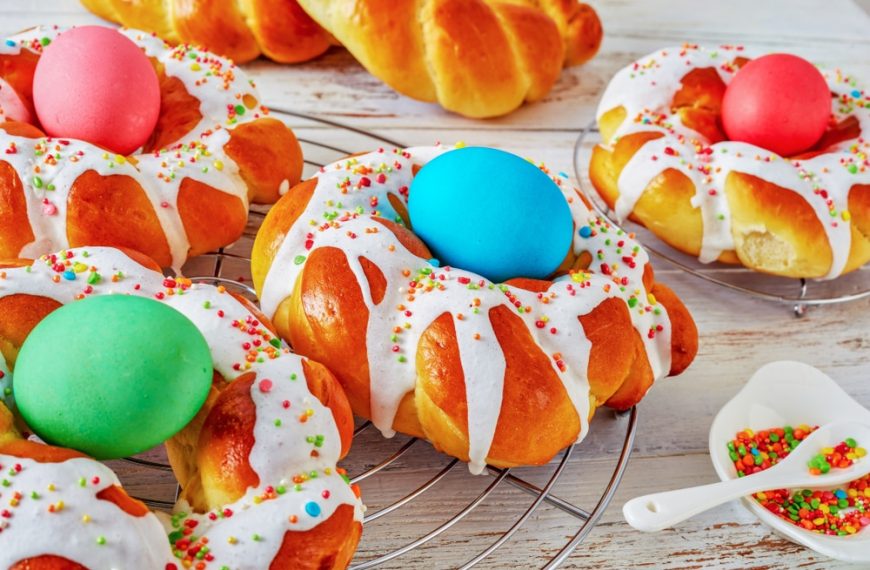 Kleine Hefeteig Osterkränze mit Zuckerglasur