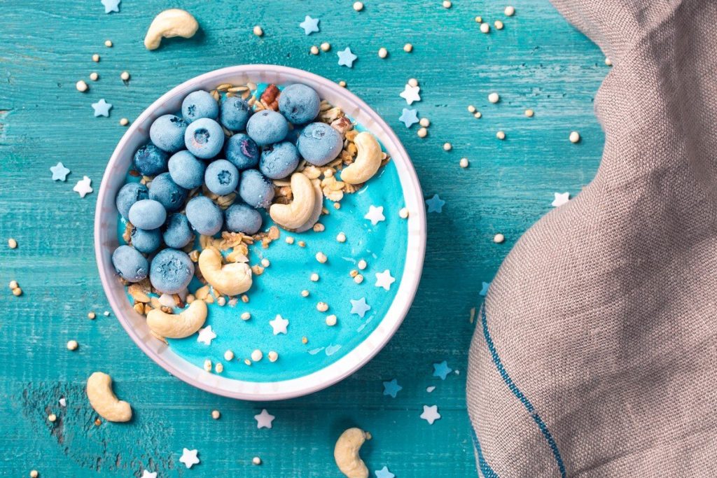 Kleine Meerjungfrau - Smoothie Bowl mit Früchten