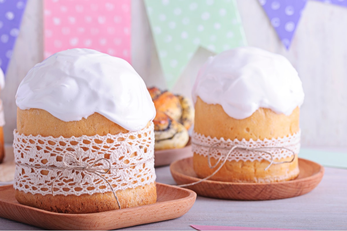 Kleine Osterkuchen mit Rosinen und Zitrusaroma