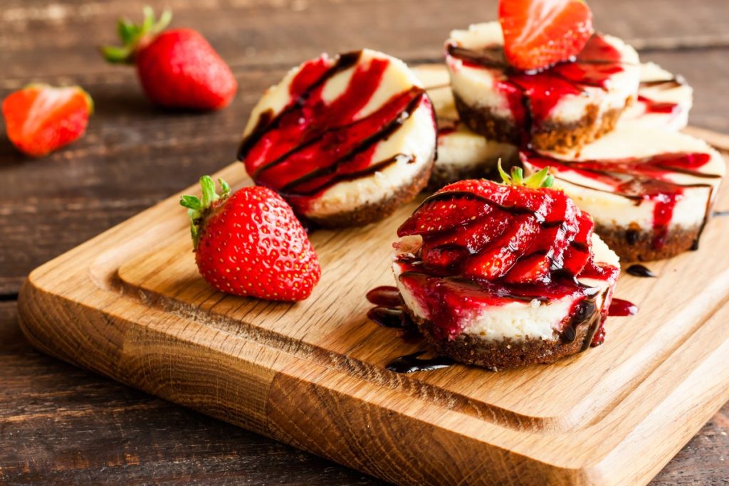 Kleine amerikanische Cheesecake Käsekuchen mit Erdbeeren