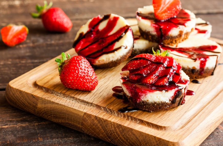 Kleine amerikanische Cheesecake Käsekuchen mit Erdbeeren