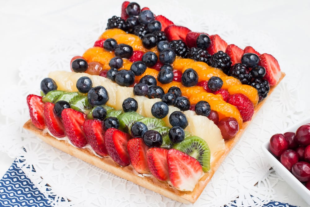 Kleiner Obstkuchen mit Quarkcreme auf Mürbeteig