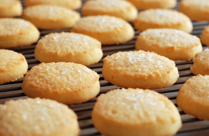 Knackige Butterkekse mit Zucker backen