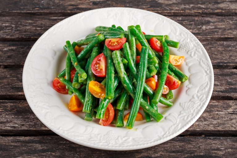 Einfacher Nudelsalat mit Kirschtomaten, Mais und Kidneybohnen