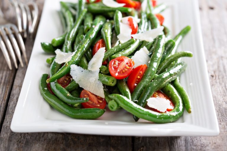 Knackiger Bohnensalat mit Tomaten, Parmesan grünen Bohnen