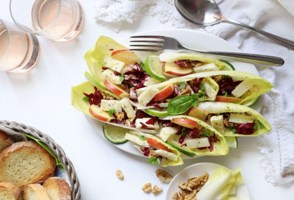 Knackiger Chicorée-Salat mit Äpfeln und Walnüssen