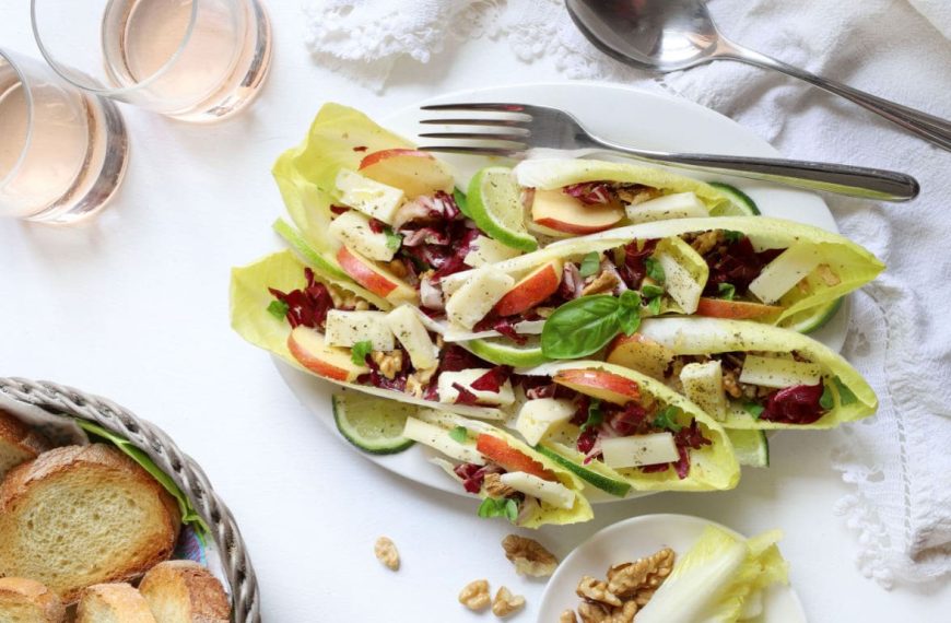 Knackiger Chicorée-Salat mit Äpfeln und Walnüssen