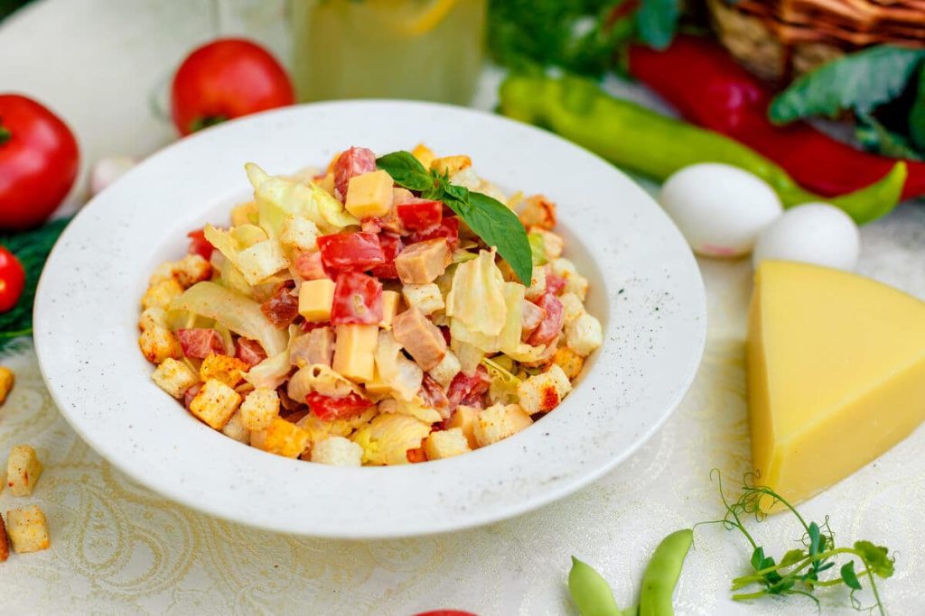 Knackiger Chinakohlsalat mit Tomaten