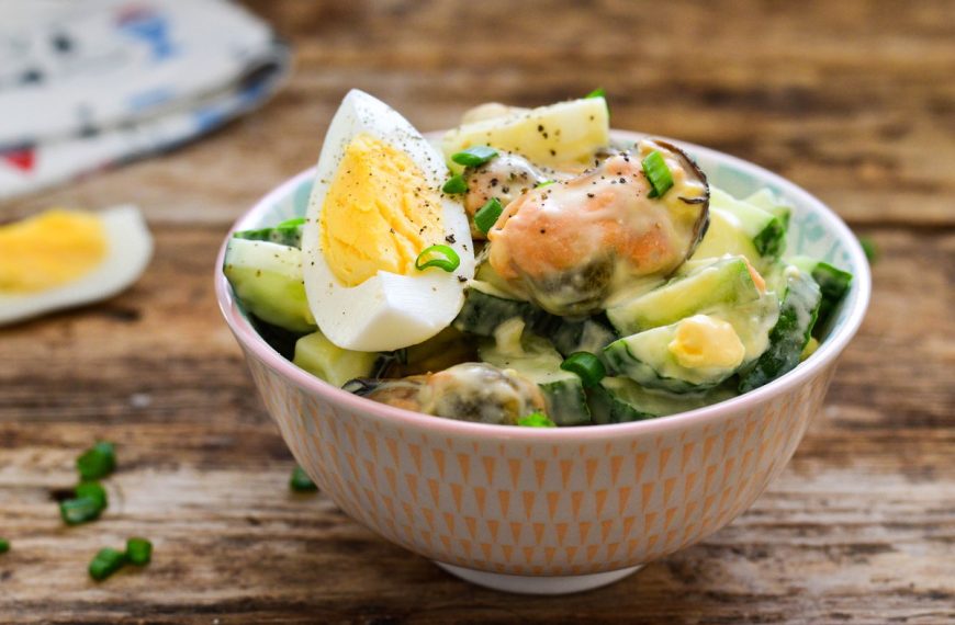 Knackiger Gurkensalat mit Eiern und Muscheln zum Grillen