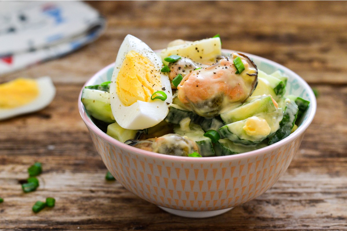 Knackiger Gurkensalat mit Eiern und Muscheln zum Grillen