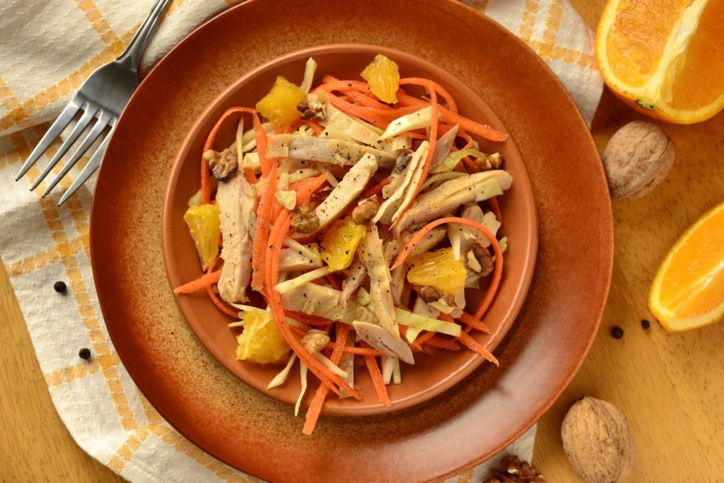 Leichter Hähnchensalat mit Orangen, Walnüssen und Avocado