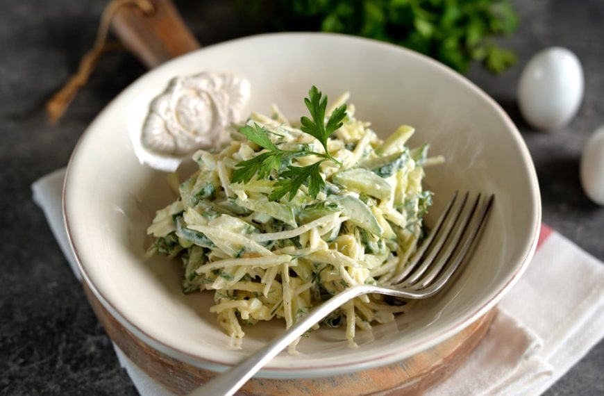 Knackiger Kohlrabi Salat mit Gurke und Eiern