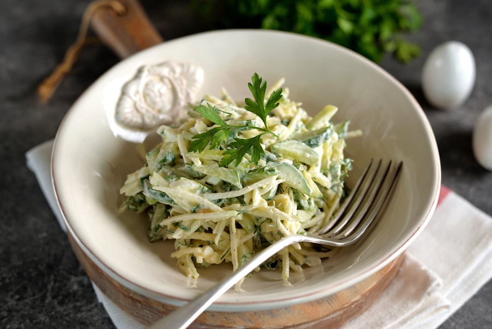 Knackiger Kohlrabi Salat mit Gurke und Eiern