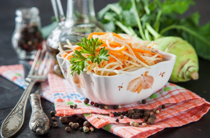Knackiger Kohlrabi Salat mit Karotten und Knoblauch