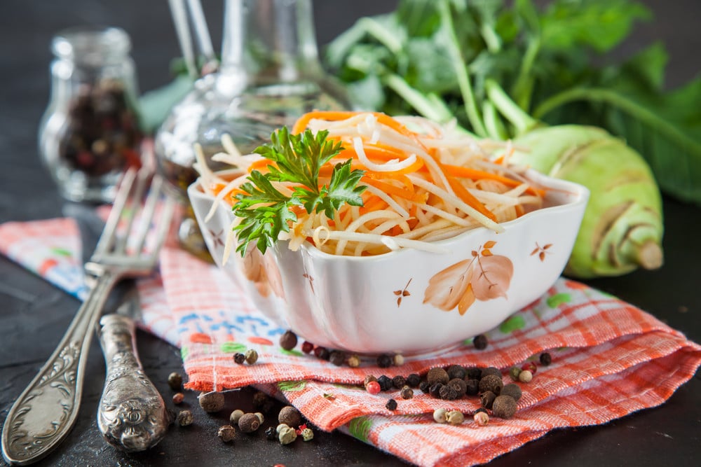 Knackiger Kohlrabi Salat mit Karotten und Knoblauch