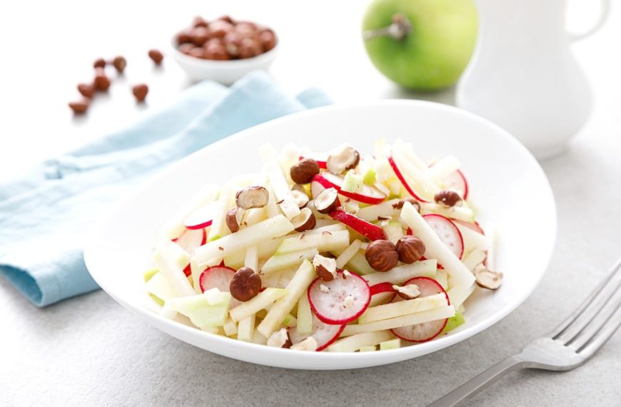Knackiger Kohlrabi Salat mit grünem Apfel, Radieschen und Nüssen