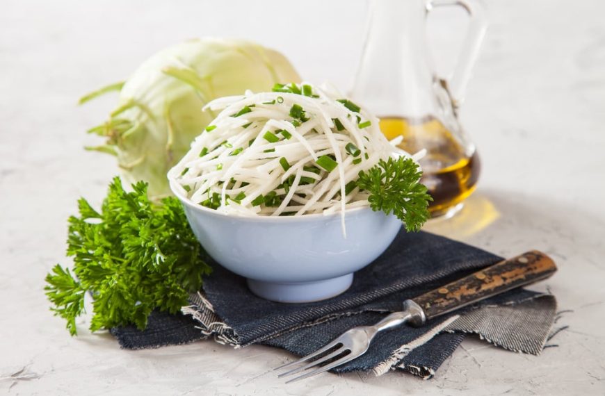 Knackiger Kohlrabisalat mit Öldressing