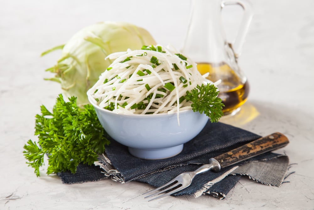 Knackiger Kohlrabisalat mit Öldressing