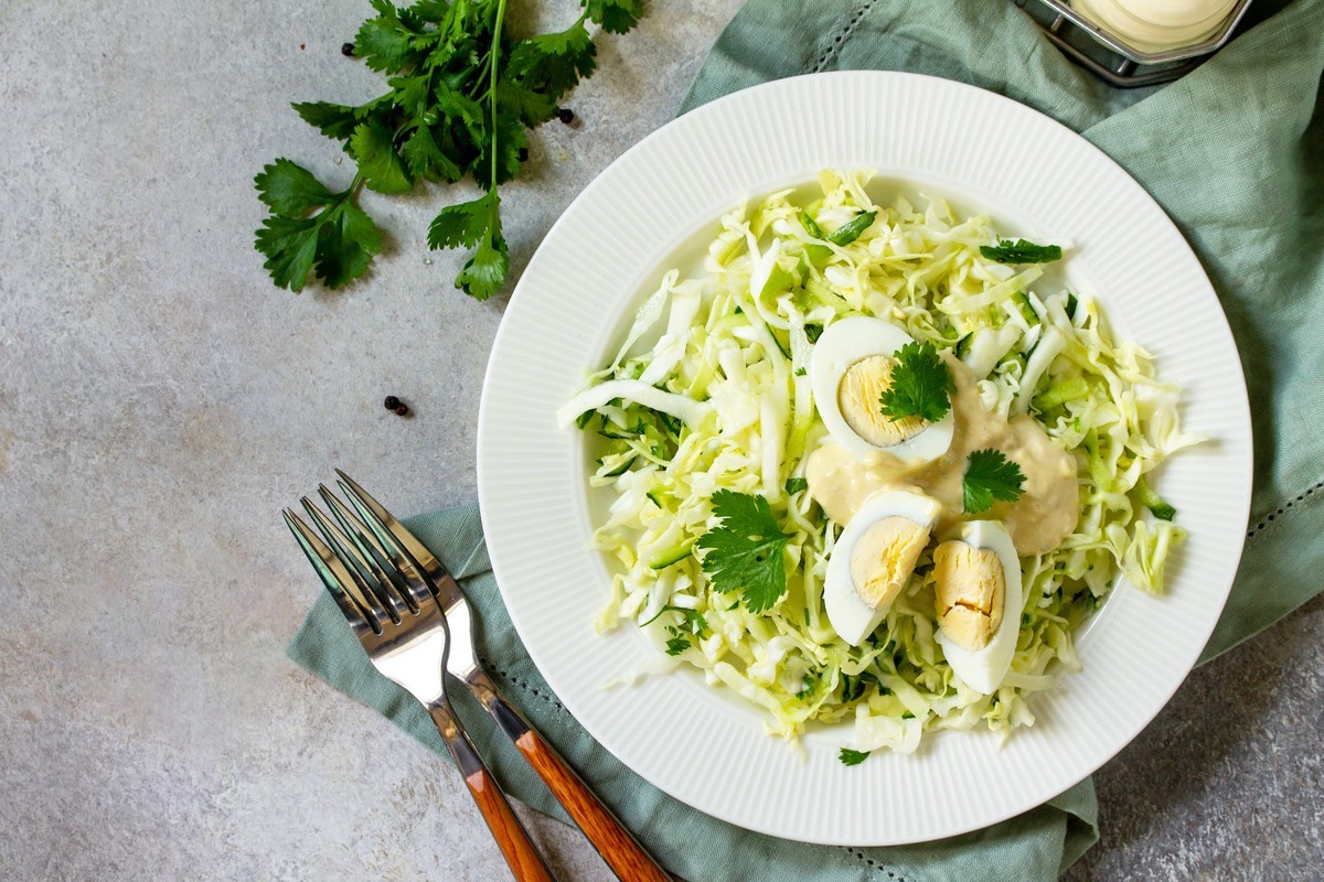 Knackiger Krautsalat mit Gurke