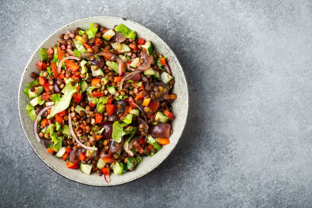Avocadosalat mit Tomaten, Gurken, Mais und Zitronendressing