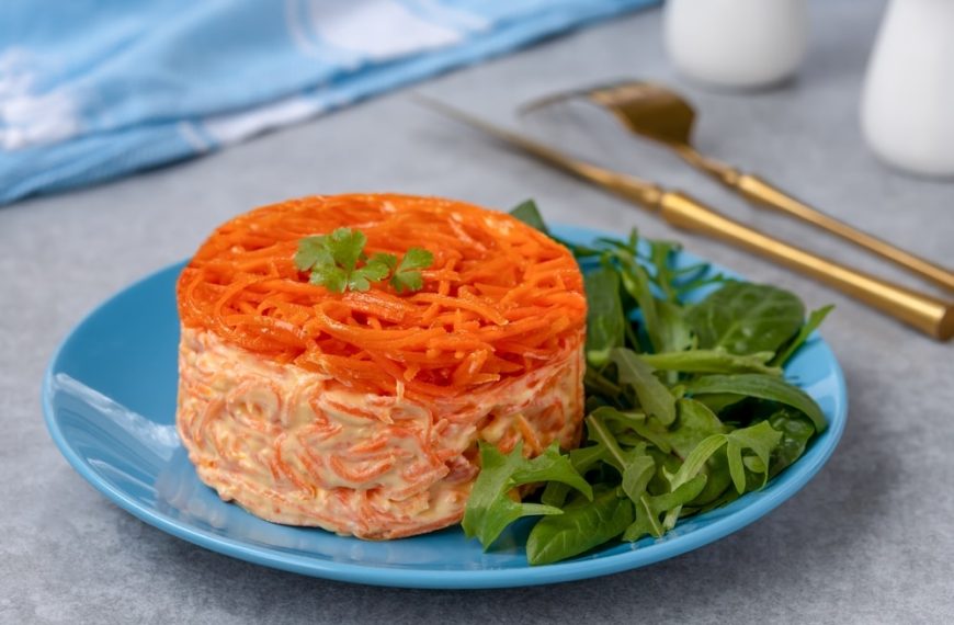 Knackiger Möhrensalat mit Käse und Knoblauch