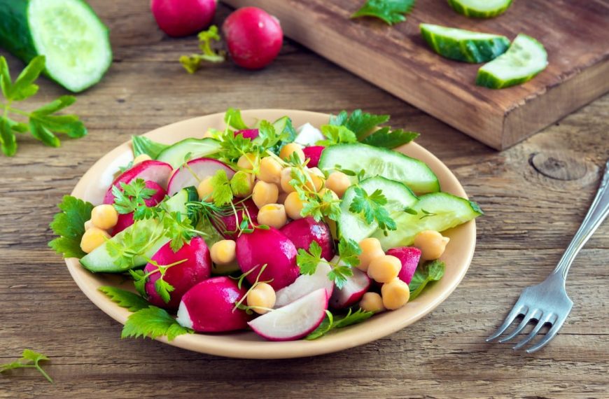 Knackiger Radieschensalat mit Gurken, Kichererbsen und Essig Öl Dressing